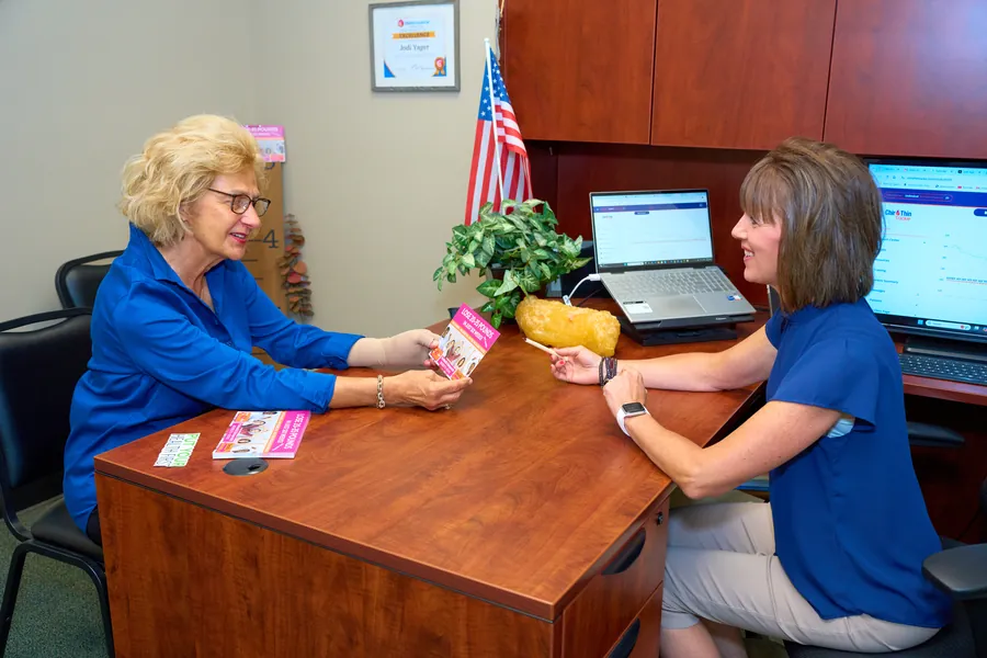 Jodi Yager coaching a patient through the Yager Diet weight management program